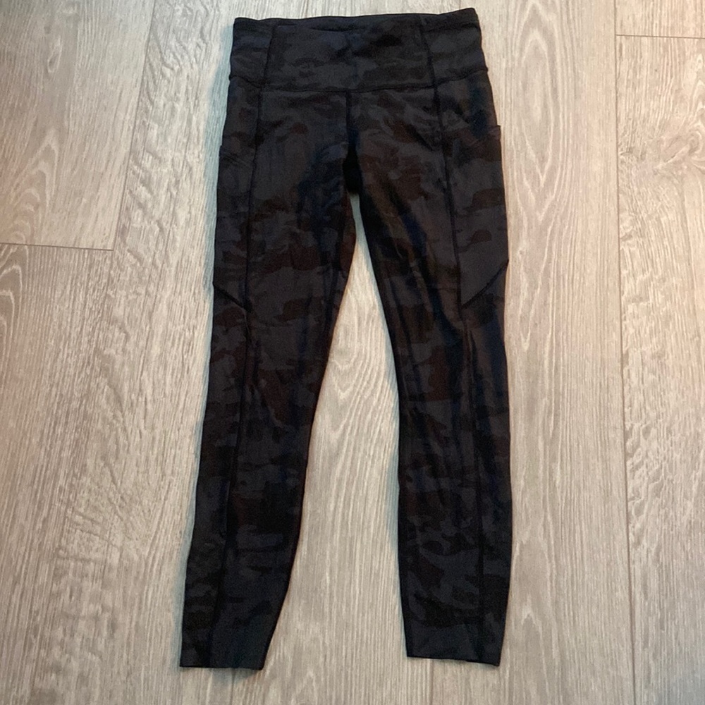 LULULEMON camouflage leggings with pockets, lightly used size 4